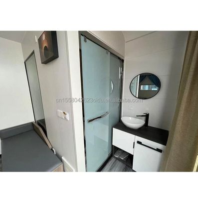 Op maat gemaakte kleur Moderne container Mini vakantie capsule kamer Eén slaapkamer Stalen structuur Hotel Ontworpen met moderne stijl