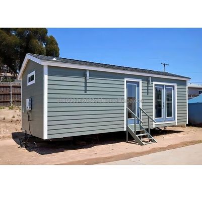Buiten Prefab Driehoekig Dak Stalen Sandwich Panel Huis Met Gegalvaniseerde Stalen Vierkante Buizen Hoofdstructuur