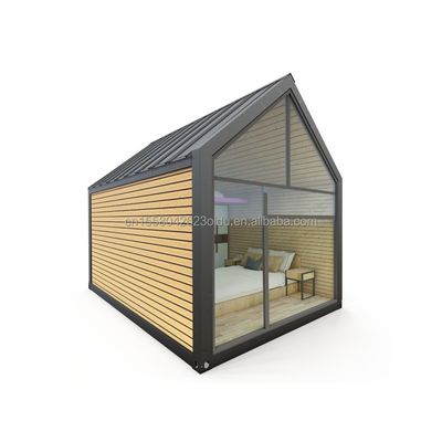 Buitenhotel of woonhuis van aluminiumlegering Driehoekig dak met ramen Prefabriceerd staalcontainerhuis met aangepaste kleur