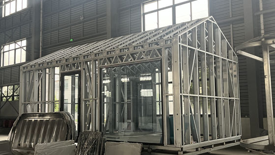 Snel geïnstalleerde twee verdiepingen tellende prefab villa met A-frame-ontwerp en driehoekige container gemaakt van gegalvaniseerde stalen vierkantbuizen