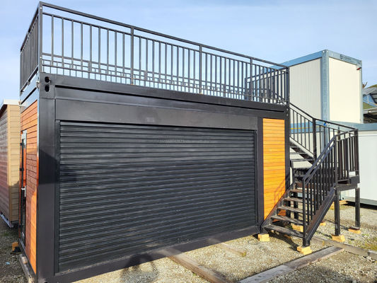Dubbelverdiepingscontainerhuis voor het winkelcentrum Boba-stijl 50/75/100 mm Wave Sandwich Panel Muur en modern design terras