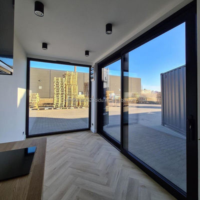 Een slaapkamer hotel zwart containerhuis stalen deur luxe 20ft prefab houten huizen met keuken en badkamer