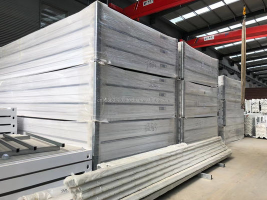 Hoofdstructuur Gegalvaniseerde stalen vierkantbuizen Prefabricated Tiny Container House in aangepaste kleur voor buitenwonen