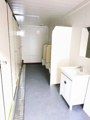 Moderne look Prefab Container Toilet voor winkel of villa Aluminiumlegering Vensters en Mid-Century Modern Design